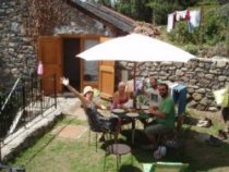 Repas en terrasse au gite d'Appy, dans les montagnes de la Haute Ariege Pyrenees
