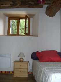 Chambre orange, avec le plancher de cette grange de montagne transformee en gite, a Appy en Haute Ariege